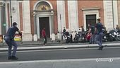 Gira col coltello, la polizia spara