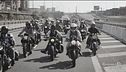 La corsa dei motociclisti eleganti