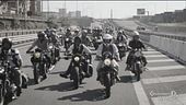 La corsa dei motociclisti eleganti