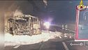 Bus a fuoco, autista salva i bimbi