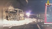 Bus a fuoco, autista salva i bimbi