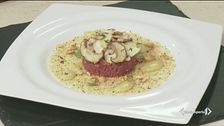 Battuta di manzo al coltello, accompagnata da una crema a base di patate, porri e porcini