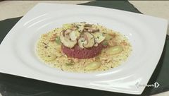 Battuta di manzo al coltello, accompagnata da una crema a base di patate, porri e porcini