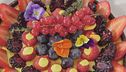 Torta di frolla nera e frutta rossa