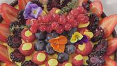 Torta di frolla nera e frutta rossa