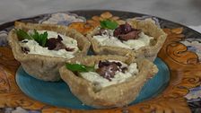 Cestini croccanti con mousse di bufala