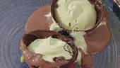 Sfere di cioccolato con cuore di pistacchio