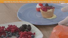 Cestini di pasta frolla con crema pasticciera e frutti di bosco