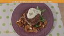 Burger ripieno con chips di sedano rapa