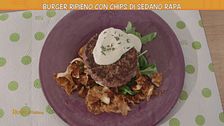 Burger ripieno con chips di sedano rapa