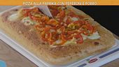 Pizza alla paprika con peperoni e porro