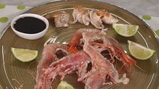 Gamberi in tempura e rotolini di sogliola