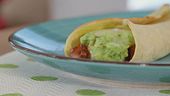 Tortillas di mais con chili di carne e guacamole