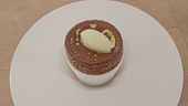Soufflè al cioccolato e panpepato con sorbetto alla pera