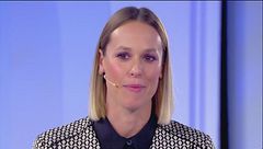 Federica Pellegrini emozionatissima entra in studio