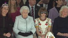 Il guardaroba della regina Elisabetta II suo guardaroba è un arcobaleno dalle mille sfumature