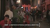 In Francia protestano contro il green pass