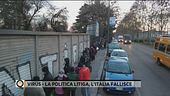 Una crisi al buio mentre le persone fanno la fila per i pasti
