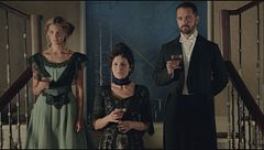 Donna Teresa annuncia a tutti gl invitati il fidanzamento tra Alicia e Diego, che sarà anche il futuro direttore dell'albergo. Il figlio Javier se la prende contro la madre