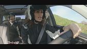 Samantha De Grenet al volante della Toyota Highlander ibrida