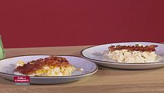 Uova strapazzate tradizionali con il bacon e uova strapazzat del futuro