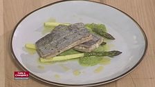 Pesce sciabola al vapore con crema di zucchine e asparagi