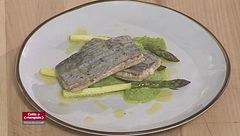 Pesce sciabola al vapore con crema di zucchine e asparagi