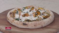 Bomboloni, branzino in crosta e porcini e pizza tonda con parmigiana di stagione