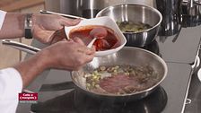 Tonno cotto e crudo con caponata e uovo al prezzemolo
