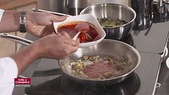 Tonno cotto e crudo con caponata e uovo al prezzemolo