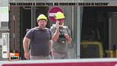 Vaccino, operai costretti a mangiare fuori dalle mense