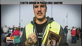 I Catto no-vax in piazza con i santini