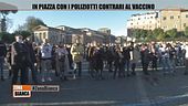 In piazza con i poliziotti contrari al vaccino
