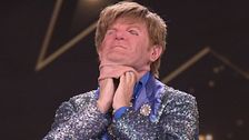 La celebrità che interpreta Elton John è...