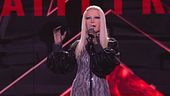 Showdown | Patty Pravo canta "E dimmi che non vuoi morire"