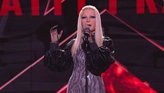 Showdown | Patty Pravo canta "E dimmi che non vuoi morire"