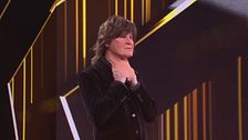 La celebrità che interpreta Paul McCartney è...