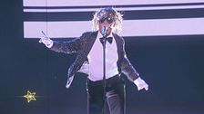 La leggenda Michael Jackson canta "Don't Stop 'Til You Get Enough"