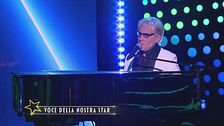 La leggenda Claudio Baglioni canta "Questo piccolo grande amore"