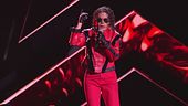 Showdown | Micheal Jackson canta "Earth Song"