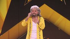 La celebrità che interpreta Pino Daniele è…
