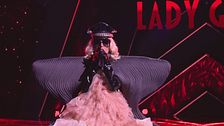 Showdown | Lady Gaga canta "Alejandro"
