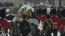 Dalla Regina a Carlo, la freddezza della corte per la morte di Diana