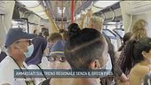 Ammassati sul treno regionale senza il green pass