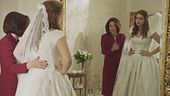 La prova dell'abito da sposa di Julia