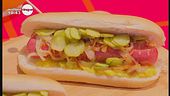 Hot dog con sedano e cetriolini