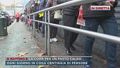 Milano, la coda per un pasto caldo