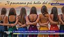 Bufera sul cartellone con il lato B di 7 ragazze