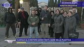 I loculi al cimitero sono finiti, bare nella plastica