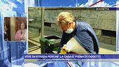 Vive in strada perchè la casa è piena di oggetti